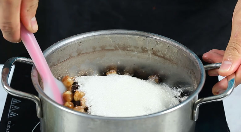 Cách nấu chè đậu đen hạt sen: Sên phần cái