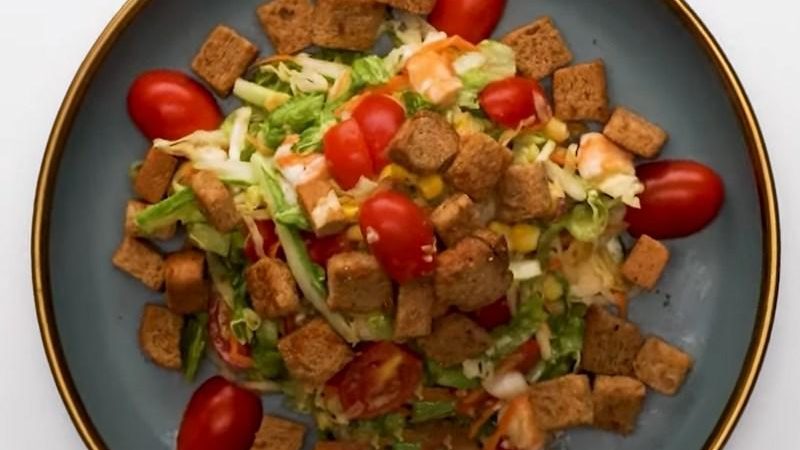 Hướng dẫn cách làm salad bánh mì đơn giản tại nhà 07 / 2025