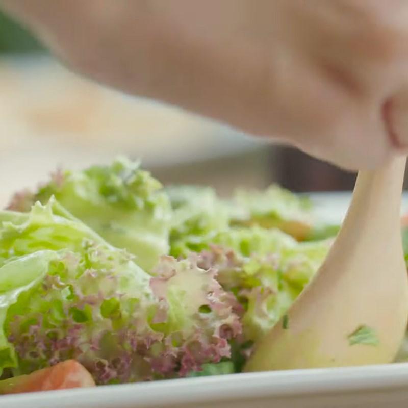 Bước 3 Trộn salad Salad bánh mì rau củ trái cây
