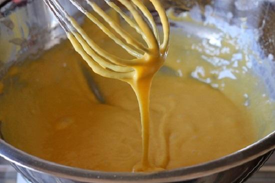 cho mật ong, tinh dầu cam vào hỗn hợp bơ