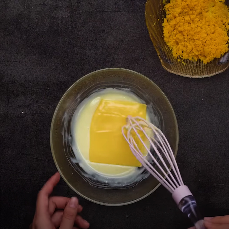 Bước 2 Trộn nhân kem trứng muối Bánh trung thu trứng chảy kiểu Hồng Kông
