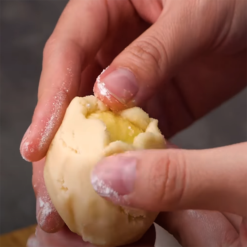Bước 7 Bọc bánh Bánh trung thu trứng chảy kiểu Hồng Kông