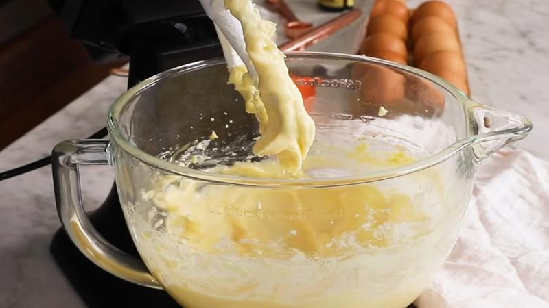 Đánh bông hỗn hợp bơ phô mai.