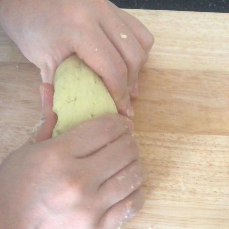 Bước 3 Tạo hình bánh Bánh khoai lang yến mạch giảm cân không cần lò nướng