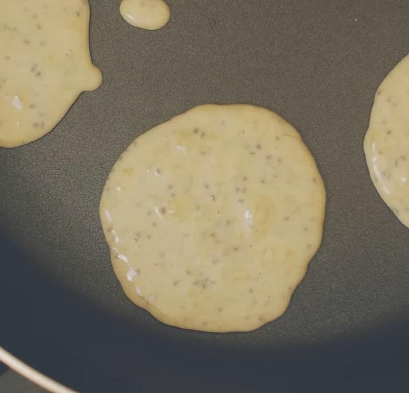 Bước 3 Rán bánh Pancake yến mạch chuối