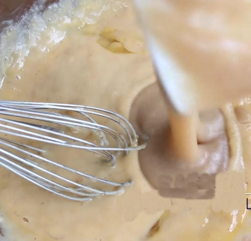 Bước 2 Trộn nguyên liệu ướt Pancake yến mạch táo