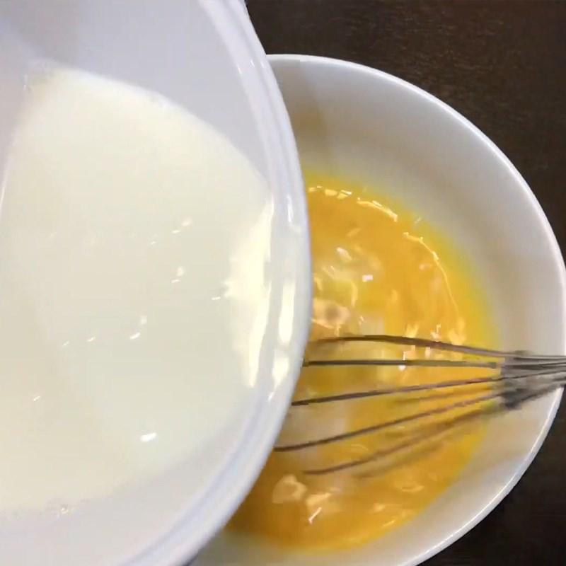 Bước 2 Pha hỗn hợp trứng sữa Bánh flan sữa tươi nướng