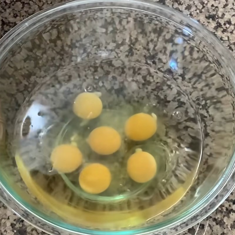 Bước 1 Đập trứng Trứng chần nước sôi