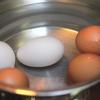 Trứng gà lộn rửa sạch, cho vào nồi nước, luộc chín. Trứng sau khi chín, đập trứng ra chén, bỏ vỏ.