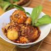 Đậu phộng rang chín, giã nhỏ. Rau răm rửa sạch, ngắt lá. Cuối cùng cho món ăn ra đĩa, rắc đậu phộng, rau răm lên là xong rồi!