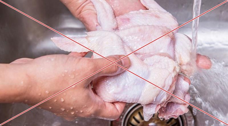Không rửa thịt gà trước khi chế biến