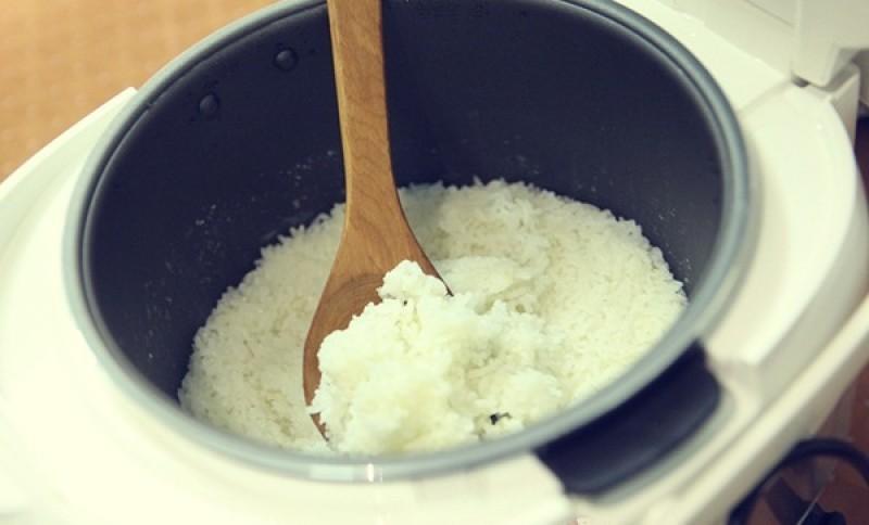 Không nên vo gạo trong nồi và dùng dụng cụ sắt nhọn để múc cơm
