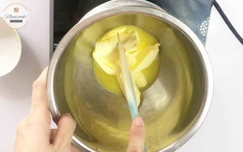 Cách thủy bơ và tách trứng