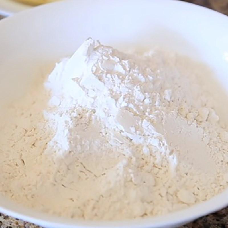 Bước 1 Trộn bột Bánh chuối khoai chiên giòn