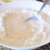 Trộn bột bánh chuối khoai chiên giòn: Cho bột mì, bột năng, muối, bột nghệ, men nở với 300ml nước thành hỗn hợp nhuyễn, đều. Để hỗn hợp nghỉ khoảng 30 phút.