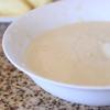 Trộn bột bánh chuối khoai chiên giòn: Cho bột mì, bột năng, muối, bột nghệ, men nở với 300ml nước thành hỗn hợp nhuyễn, đều. Để hỗn hợp nghỉ khoảng 30 phút.