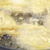Cách làm bánh chuối khoan chiên giòn: Trong 1 muôi lớn, cho 1 chút khoai lang vào, nhúng miếng chuối đã thái vào hỗn hợp bột, sau đó cho vào giữa và thêm chút khoai lang lên trên. Chiên bánh ở nhiệt độ trung bình lớn. Khi bánh đã chín, bạn gắp ra đặt lên rack hoặc lên giấy ăn để thấm bớt dầu.