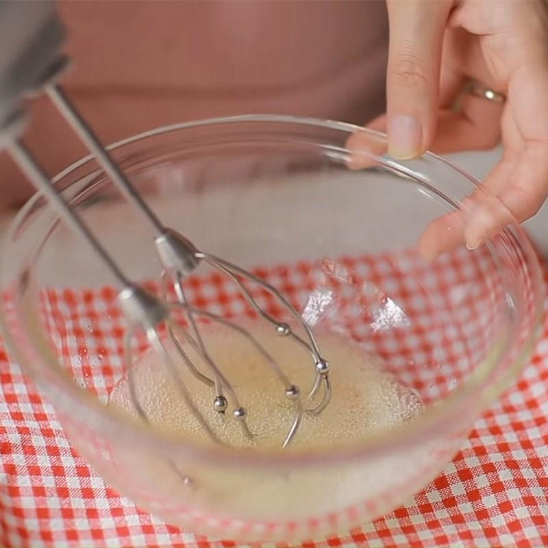 Bước 1 Đánh trứng Bánh mousse việt quất sữa chua