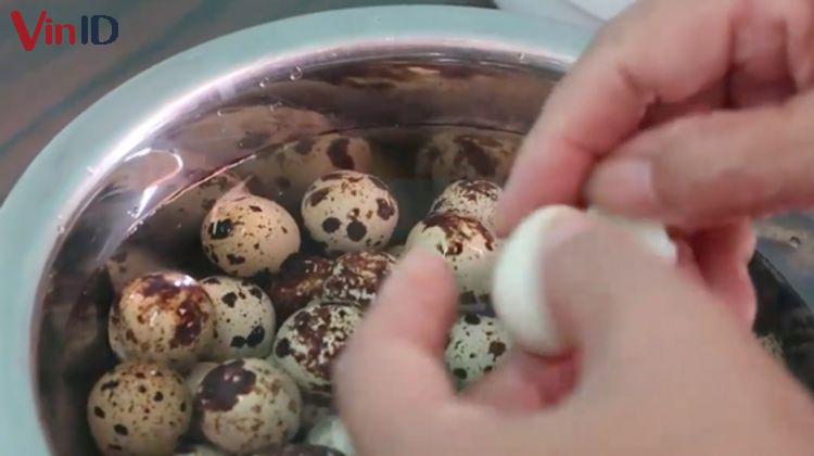 Thêm một chút giấm và khuấy trứng theo chiều kim đồng hồ để trứng dễ bóc hơn nhé