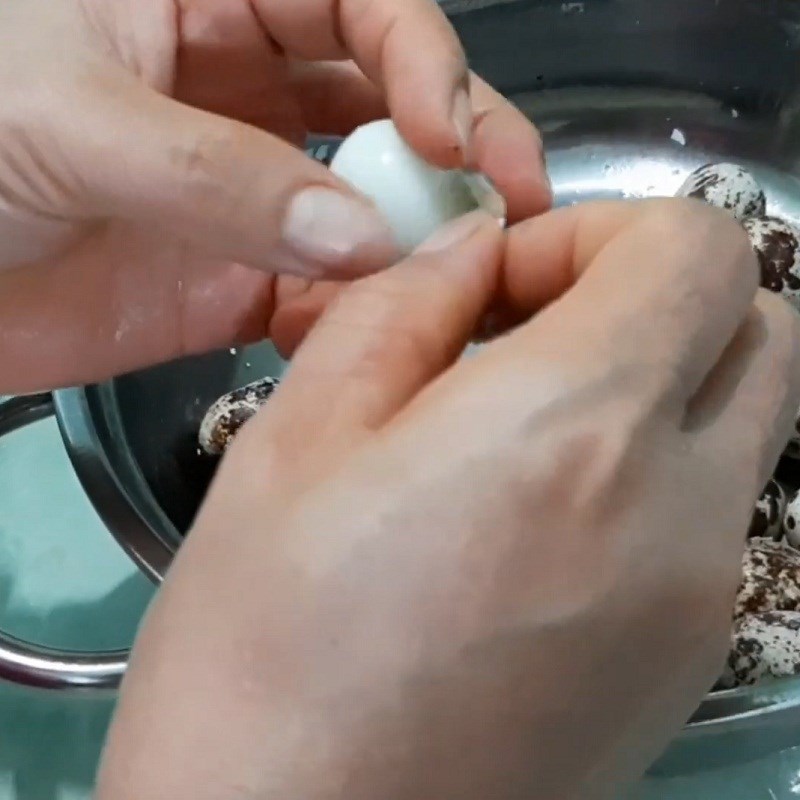 Bước 1 Luộc và bóc vỏ trứng cút Trứng cút chiên cốm xanh
