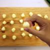 Chuẩn bị dĩa đường trải sẵn (nếu bạn nào có đường bột càng tốt nha). Phô mai cắt xong lăn đều các mặt qua lớp đường. Lúc này dùng tay vừa bóp vừa vo nhẹ viên phô mai thành hiên tròn, chỉ dùng 3 đầu ngón tay vo thôi nhé, không dùng lòng bàn tay.