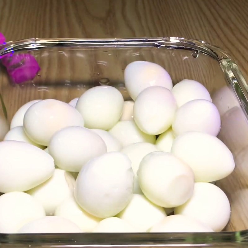 Bước 1 Luộc và bóc vỏ trứng Trứng cút chùm nho