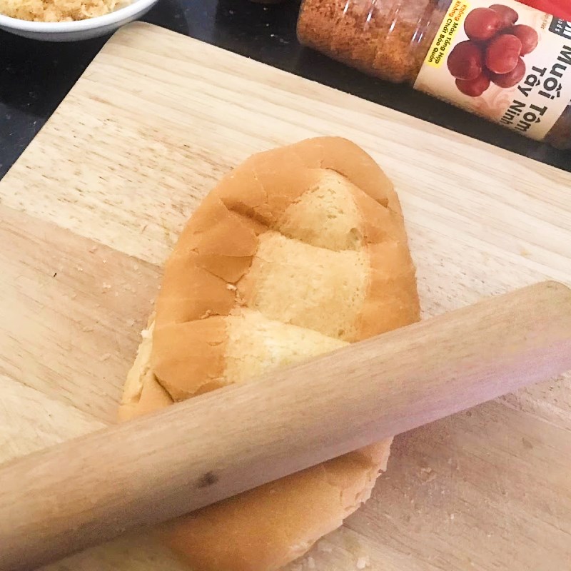 Bước 1 Sơ chế nguyên liệu Bánh mì nướng muối ớt bằng lò nướng