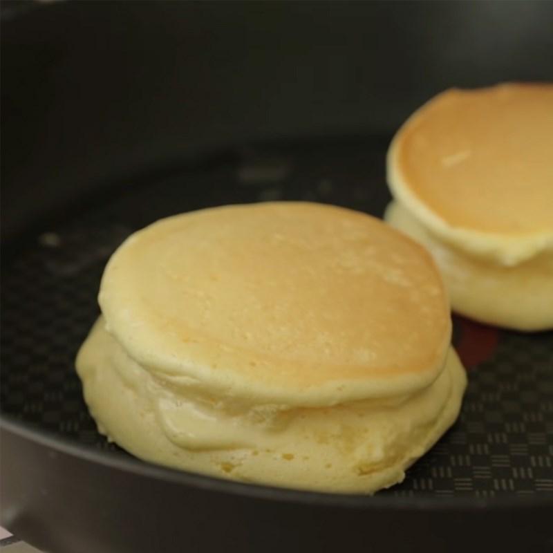 Bước 4 Rán bánh Bánh pancake tiramisu phô mai