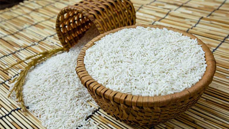 Cách làm bột gạo bằng máy xay sinh tố, bạn cần chọn loại gạo.