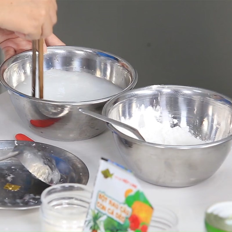 Bước 3 Nấu nước cốt dừa Chè củ năng trái dừa