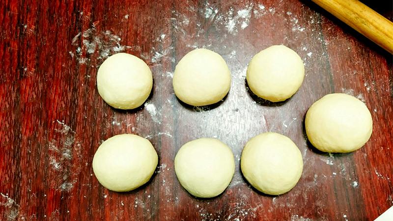 Cho thêm 15g bơ và tiếp tục nhồi tiếp cho đến khi bột mềm mịn, dẻo mà không dính tay rồi cho khối bột vào tô và bọc kín lại, ủ bột khoảng 1-2 tiếng tới khi nở to gấp đôi.