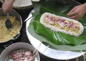Hình ảnh: Nhân đậu xanh và thịt heo đặt vào chính giữa lớp gạo nếp đã dàn sẵn (Internet)