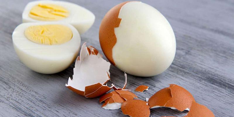 Lúc luộc bạn nên cho thêm ít muối để giữ trứng không bị vỡ.