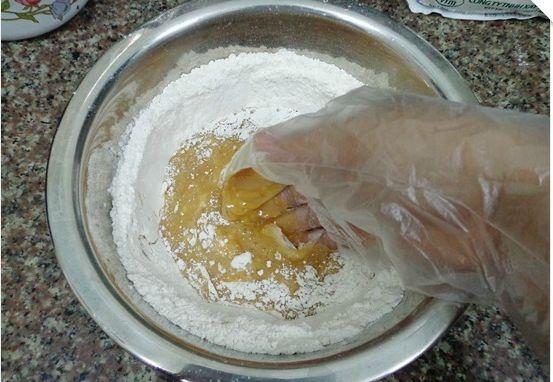 Cách làm bánh trung thu nướng - trộn đều hỗn hợp lại với nhau