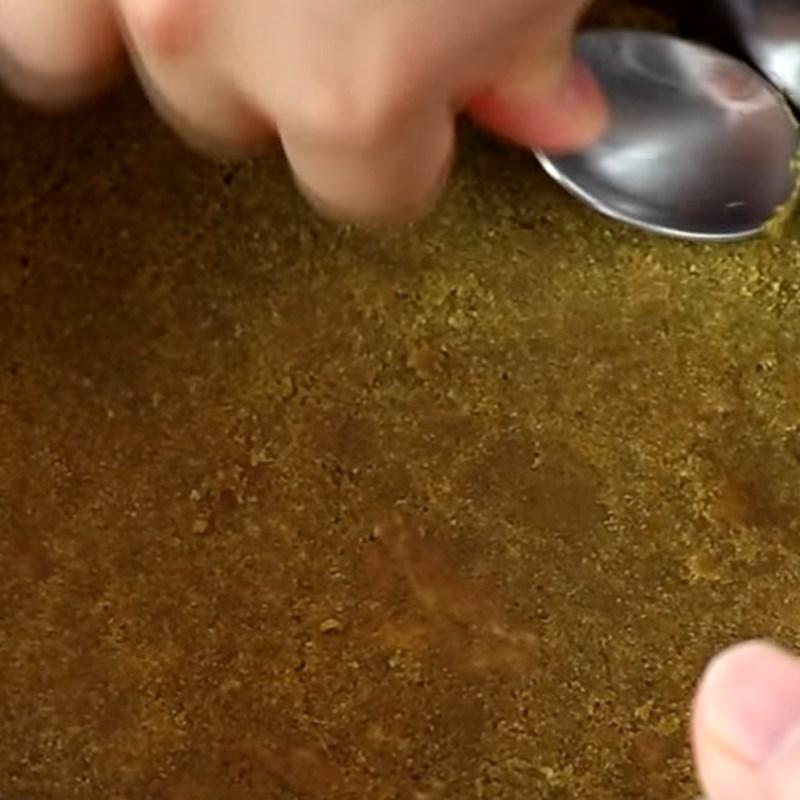 Bước 1 Nghiền bánh quy và đổ khuôn Cheesecake trà xanh (matcha)