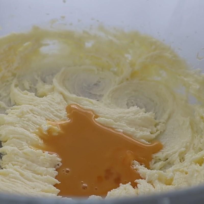Bước 1 Đánh trộn hỗn hợp bơ trứng Bánh bông lan bơ dừa