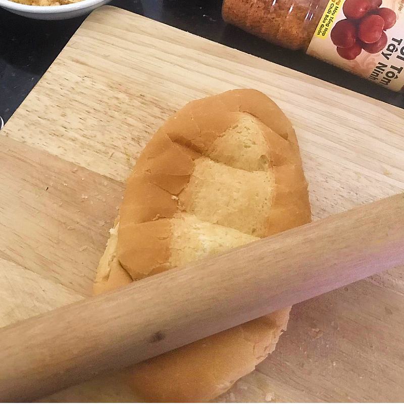 Bước 1 Sơ chế nguyên liệu Bánh mì nướng sa tế bằng lò nướng