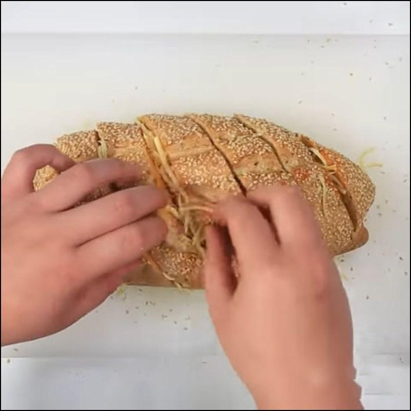 Bước 3 Nhồi nhân và nướng bánh Bánh mì nướng sa tế phô mai