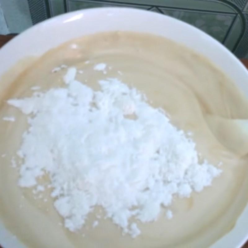 Bước 3 Trộn bột bánh với lòng trắng trứng Làm bánh bông lan cà phê bằng nồi cơm điện