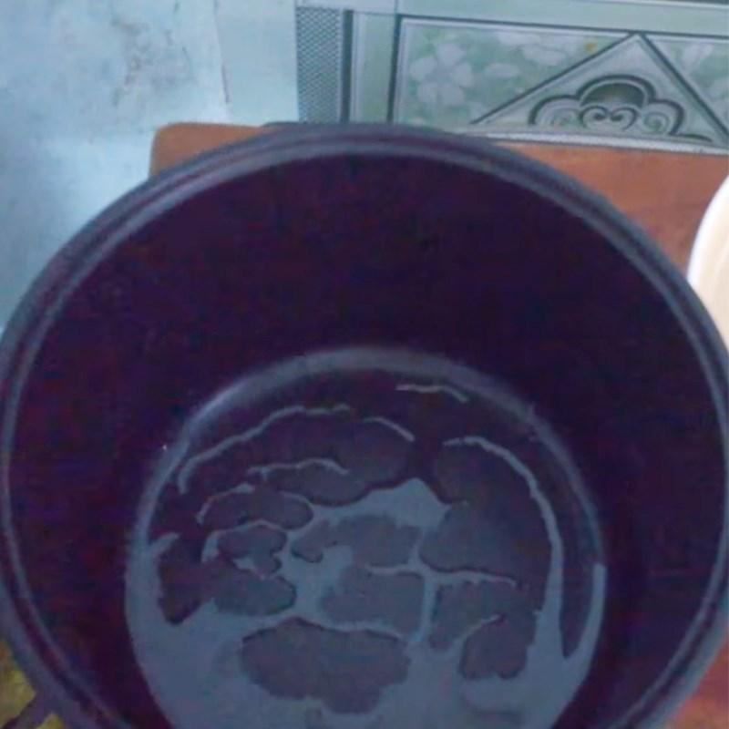 Bước 4 Đổ khuôn và nướng bánh Làm bánh bông lan cà phê bằng nồi cơm điện