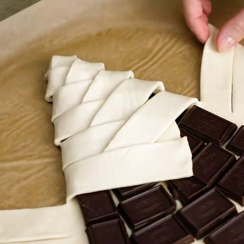 Bước 1 Xếp và tạo hình bánh Bánh cây thông nhân socola