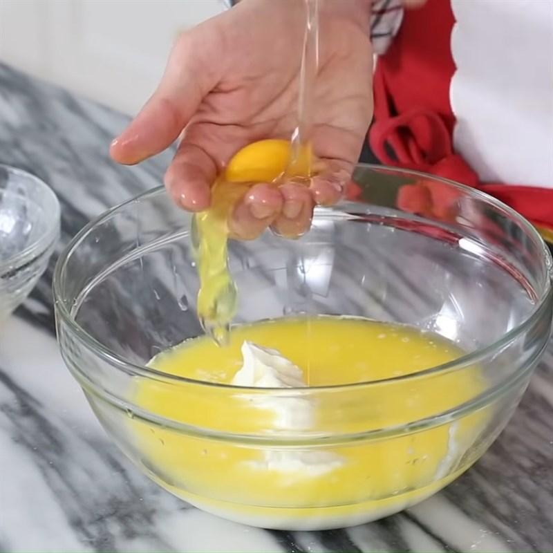 Bước 2 Trộn lếu tương thích bơ trứng Bánh bông lan cây thông noel