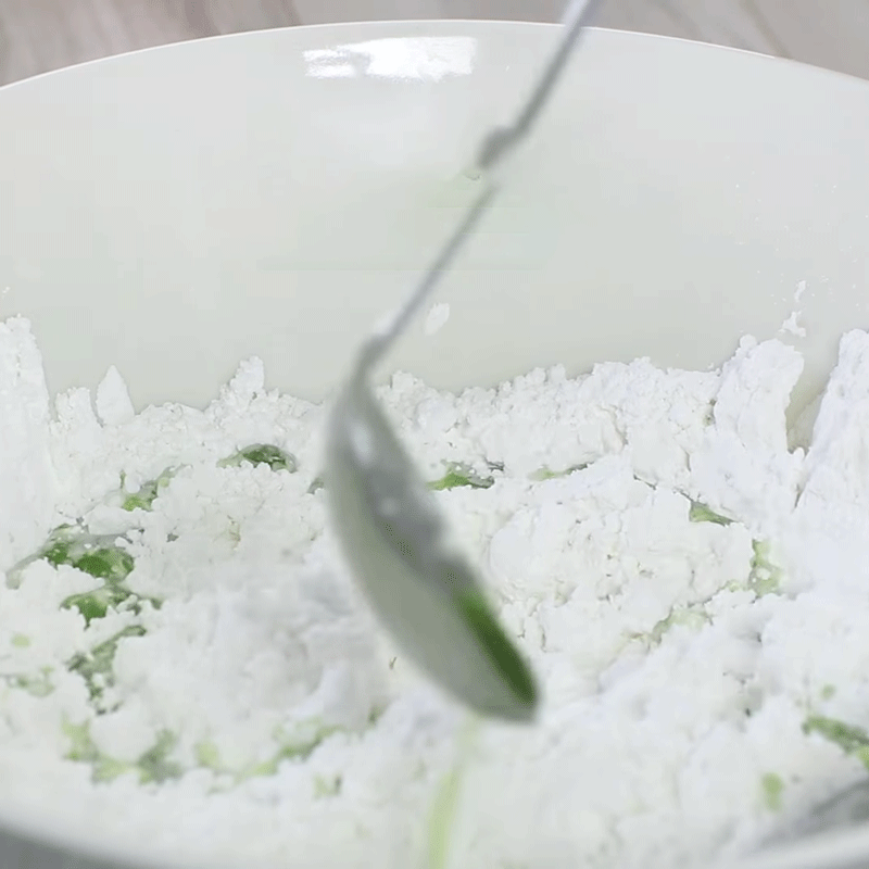 Bước 4 Trộn bột bánh Bánh ít trần lá dứa nhân đậu xanh