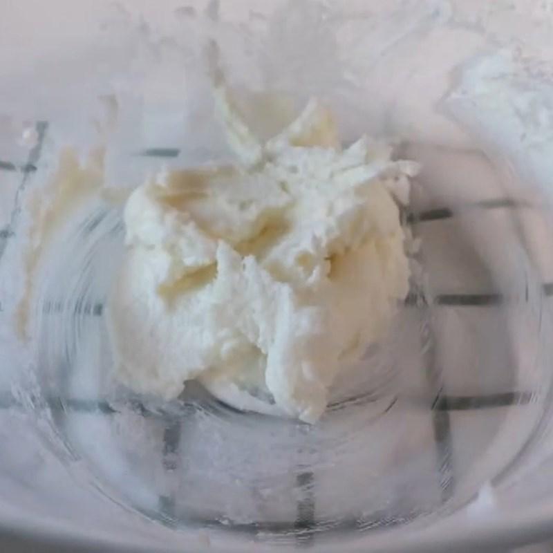 Bước 1 Đánh bơ và trứng Bánh kem hình túng bấn ngô