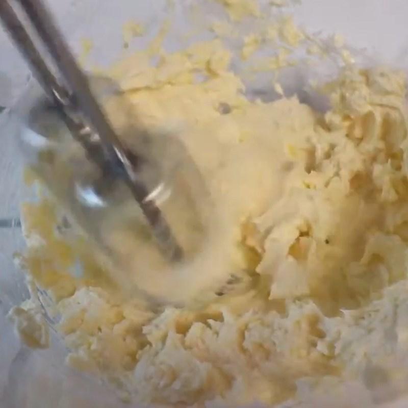 Bước 1 Đánh bơ và trứng Bánh kem hình bí ngô