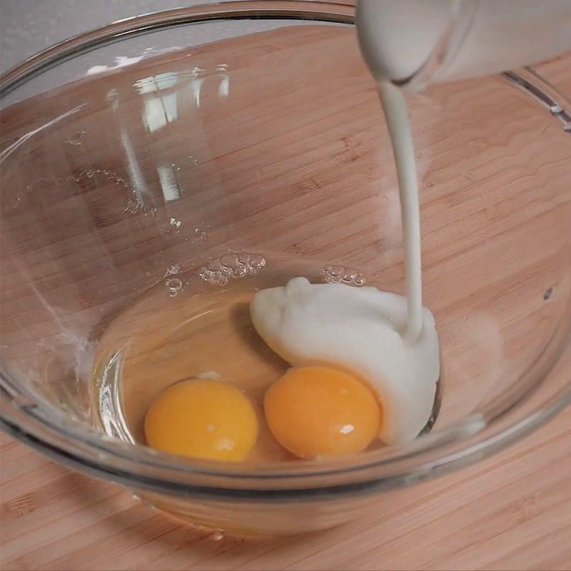 Bước 2 Trộn hộp sữa chua và trứng Bánh chuối yến mạch hộp sữa chua vì thế nồi rán ko dầu