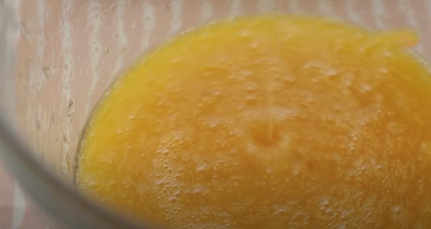 Bước 1 Đánh trộn trứng cùng các nguyên liệu khác Muffin socola chip