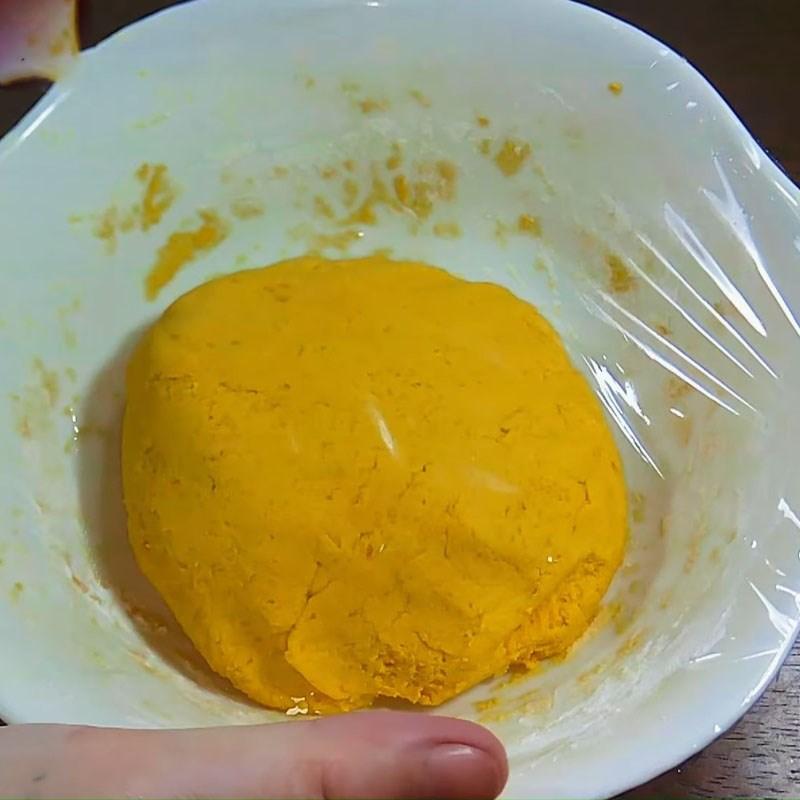 Bước 2 Trộn bột bánh Bánh bí đỏ lăn dừa hấp