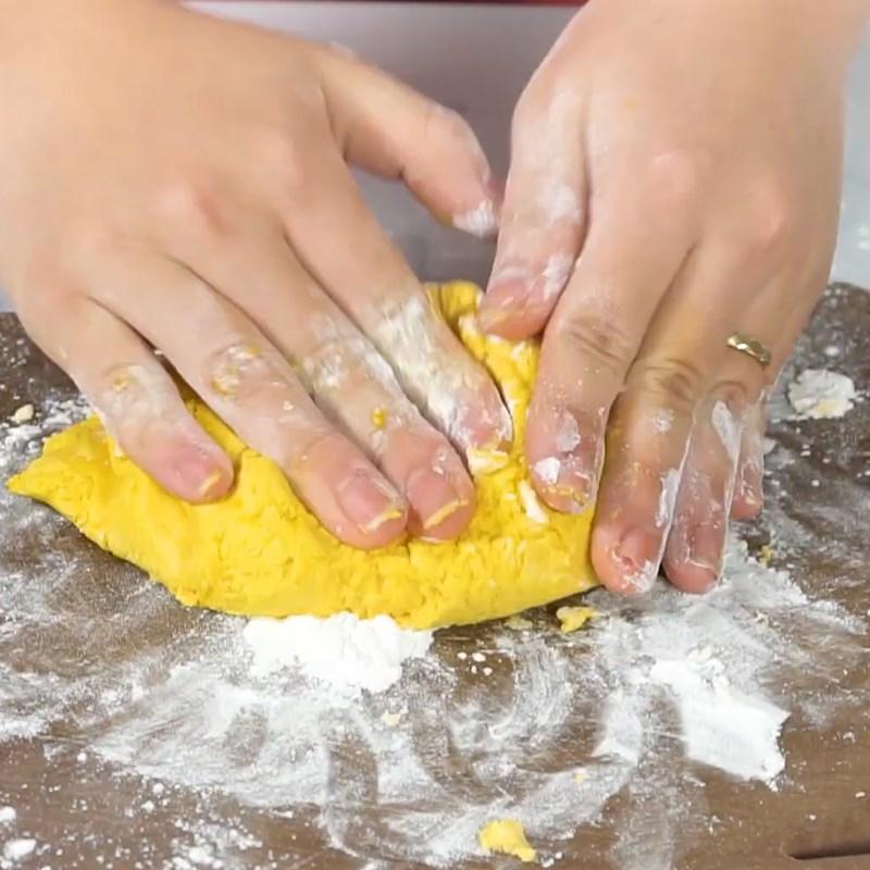 Bước 3 Trộn bột bánh Bánh bí đỏ nhân phô mai