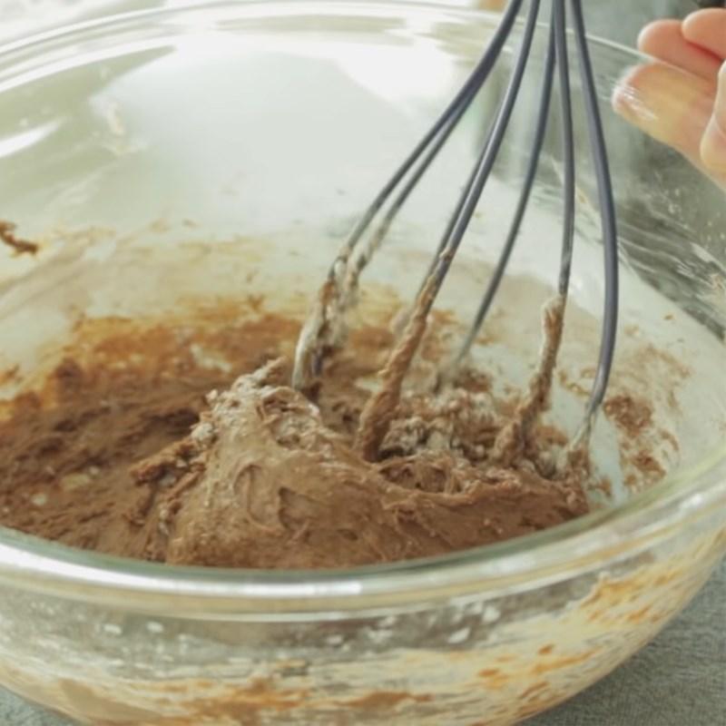 Bước 2 Trộn bột bánh Bánh tiramisu socola nhân socola chảy